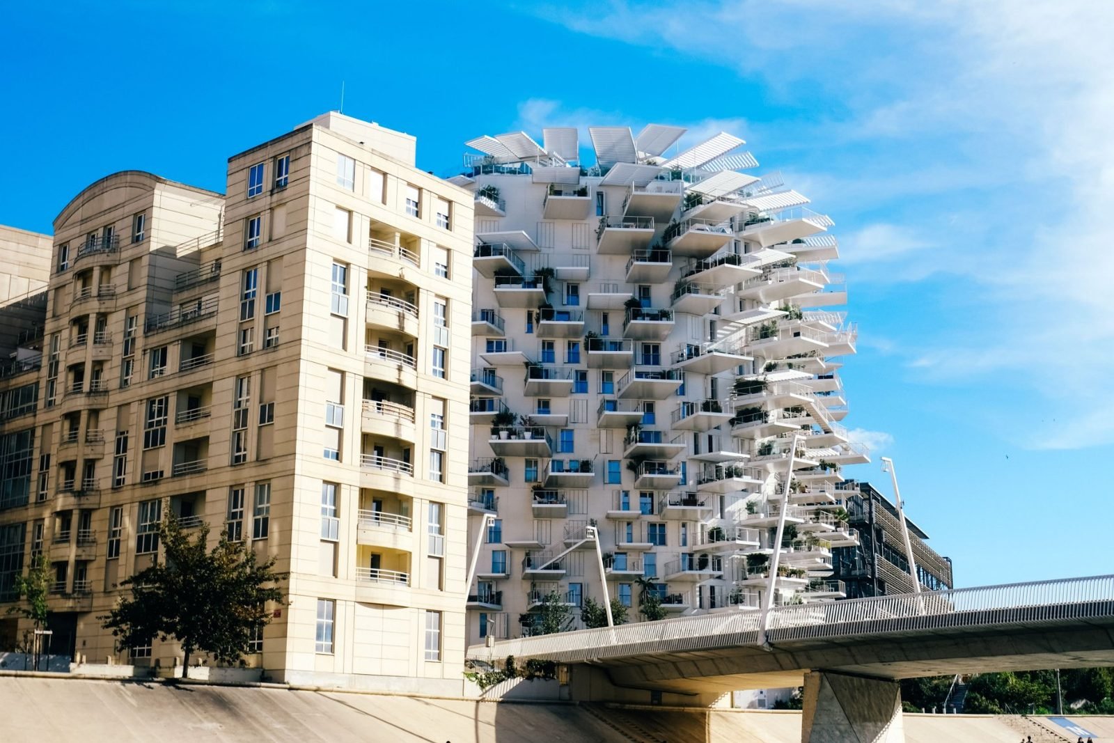 L'Arbre Blanc, immeuble emblématique du quartier moderne de Port Marianne à Montpellier, au bord de l'eau