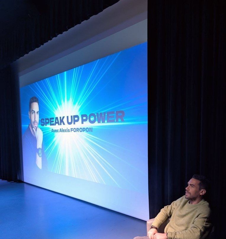 Alexis Foropon lors d'une intervention en public, écran affichant Speak Up Power