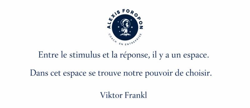 Citation sur fond blanc. Entre le stimulus et la réponse, il y a un espace. Dans cet espace se trouve notre pouvoir de choisir. Viktor Frankl.