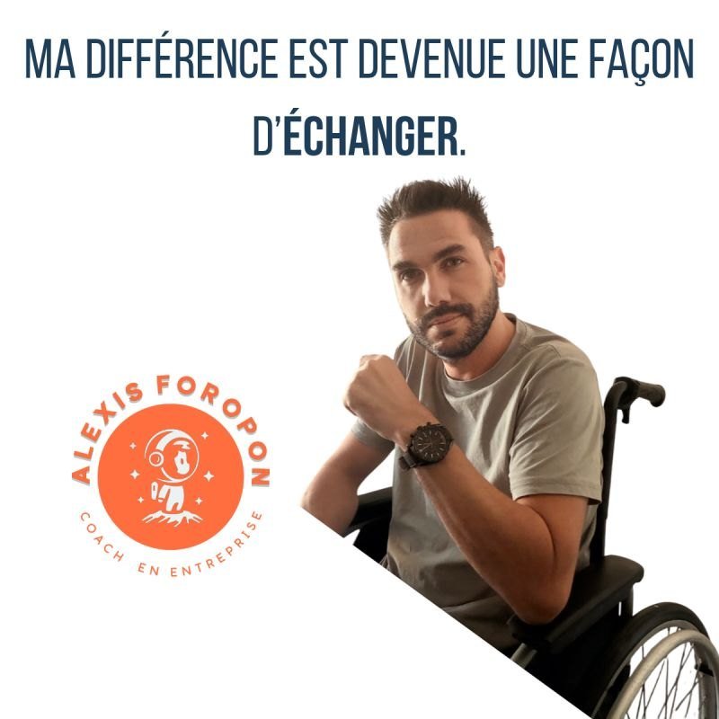 Portrait d'Alexis Foropon en fauteuil roulant, la main levée vers sa montre, avec la légende ma différence est devenue une façon d'échanger.